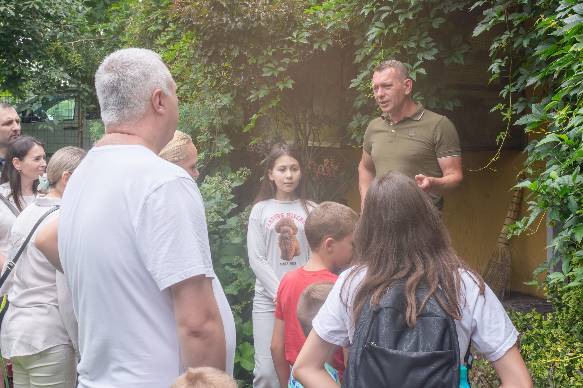 Гості слухають розповідь про центр у саду «Вільних крил»